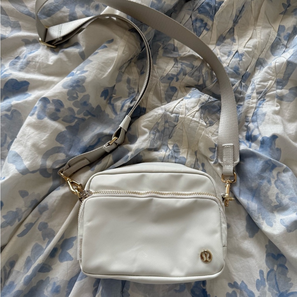 NEVER WORN White Lululemon Crossbody Bag